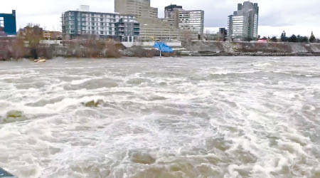 河水水位持續上升，渥太華進入緊急狀態。（互聯網圖片）