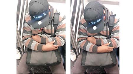 男子戴上LED閃燈帽，請求乘客到站時叫醒他。（互聯網圖片）