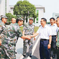 彭宇行（右三）曾到軍事單位慰問部隊。