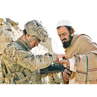 多明戈（左）曾在阿富汗服役。（美聯社圖片）