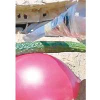 呂平操控挖泥臂上綁住的長刀，在氣球上切青瓜。（互聯網圖片）