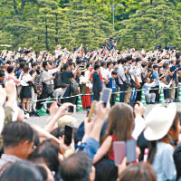 皇居外的民眾夾道歡送德仁離開。（美聯社圖片）