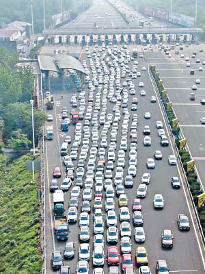 京藏高速公路出現車龍。（互聯網圖片）