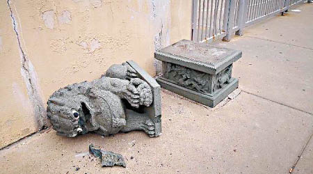 石獅像遭惡意破壞。（互聯網圖片）