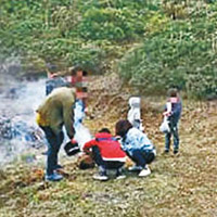 四川<br>多名遊客在山上生火煮食。