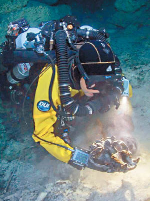 研究人員在海底「黑洞」起出多種古老物種化石。