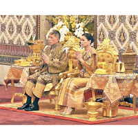 泰王及王后並排接受祝賀。（美聯社圖片）