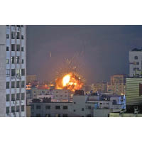 以軍空襲加薩，現場爆出巨大火球。