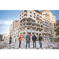 以軍空襲炸毀加薩多座大樓。（美聯社圖片）