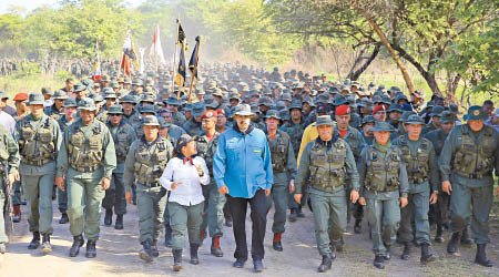 馬杜羅（藍衣者）視察軍隊，大批士兵現身。（美聯社圖片）