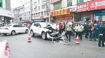 涉事越野車的車頭損毀。（互聯網圖片）