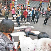 崔女遭同一輛車兩度輾過。（互聯網圖片）