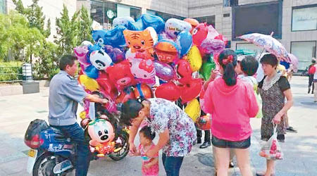 氣球突然爆炸可能禍及小童。（互聯網圖片）