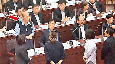 韓國瑜（箭嘴示）到市議會接受議員質詢。