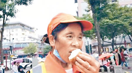 清潔女工為節省生活費，每日只食麵包充饑。（互聯網圖片）