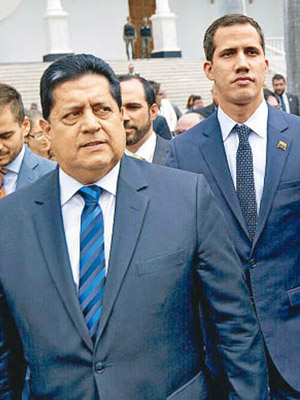 桑布拉諾（左）被捕；右為反對派領袖瓜伊多。（美聯社圖片）