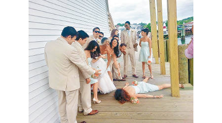 參與婚禮時羅斯不忘拍「裝死照」。