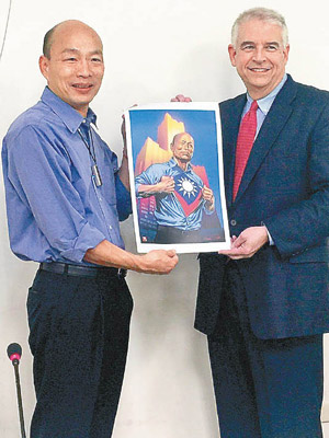 馬田（右）向韓國瑜送贈漫畫。（互聯網圖片）