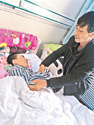 楊紅燕（左）在醫院接受家人照料。（互聯網圖片）