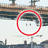三名綠色和平成員吊在橋下（紅圈示）。（互聯網圖片）