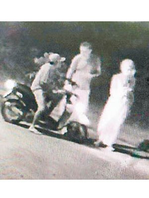 閉路電視畫面可見，犯人騎電單車接近女受害人（右）及她的朋友（中）。（互聯網圖片）