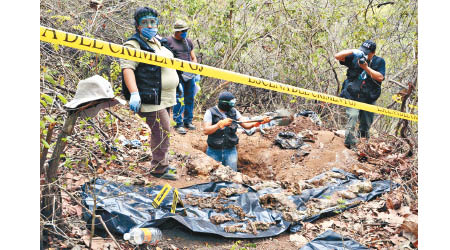 墨西哥毒販常將屍體丟於亂葬崗。（美聯社圖片）