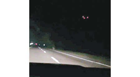 影片中可見三架形狀似是切件薄餅的UFO在高空掠過。（互聯網圖片）