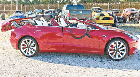 涉事Tesla Model 3損毀嚴重。