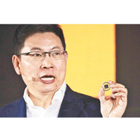 華為CEO余承東早前展示其公司的5G設備。（資料圖片）