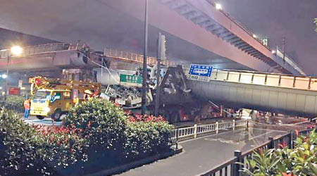 整條天橋倒塌後壓毀貨車。（互聯網圖片）