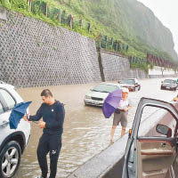 新北多地水浸及膝，警方封閉道路。（互聯網圖片）