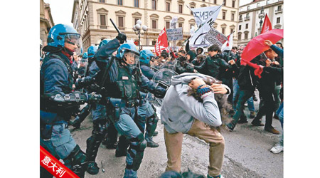 警方與反右示威者衝突。（美聯社圖片）