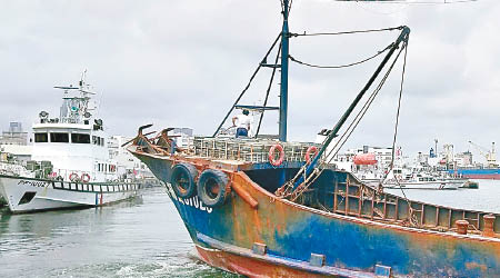 閩龍漁號被查扣留置後已被強制驅離。（互聯網圖片）