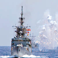 參加演習的軍艦進行實彈射擊。