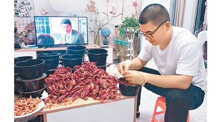 馮男剝蝦殼剝到手軟。（互聯網圖片）