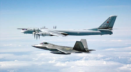 F-22戰機（下）升空攔截。