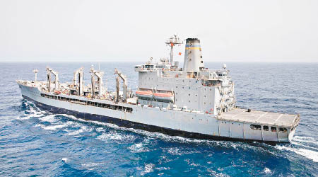 迪爾號補給艦穿越台海。（互聯網圖片）
