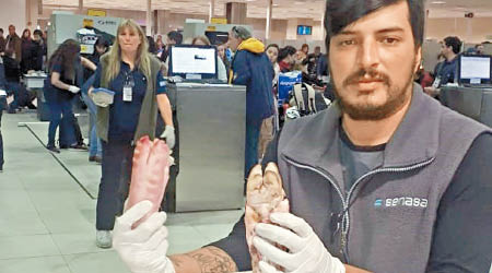 阿根廷工作人員展示中國旅客帶來的豬腳。（互聯網圖片）