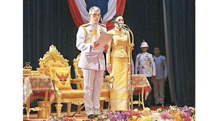 佛齊拉隆功（左）與素提達（右）現身民選國會開幕。（美聯社圖片）