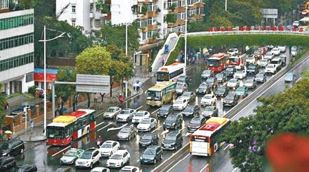 廣州因暴雨導致嚴重塞車。（互聯網圖片）