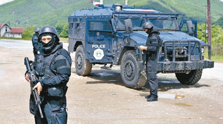 科索沃警方突擊搜查多個以塞族為主的地區。（美聯社圖片）