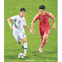 南韓球員（左）與中國球員在球場過招。