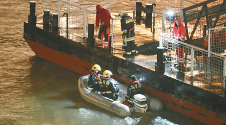 救援人員落海搜救失蹤乘客。（美聯社圖片）