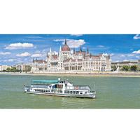 不少遊客會乘美人魚號觀光船遊覽多瑙河。（美聯社圖片）