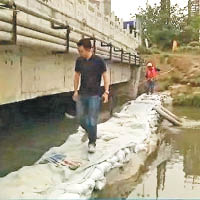 西清河<br>當局只用圍堰防污水排入西清河。（互聯網圖片）