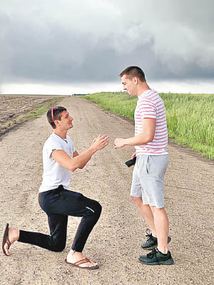 克拉斯特（左）在灰色龍捲風背景下向斯科特求婚。