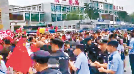 警員拉起封鎖線，期間與示威者發生推撞。（讀者提供）