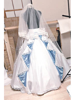 四乃森司一手製作婚紗。