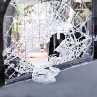 賊人將車窗打碎，潛入偷取財物。
