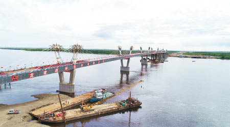 中俄大橋完成合龍工程。（中新社圖片）